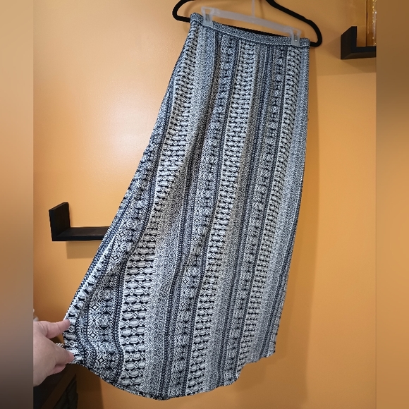 Christopher and Banks White and Black Long A Line Skirt Size S - Picture 5 of 9